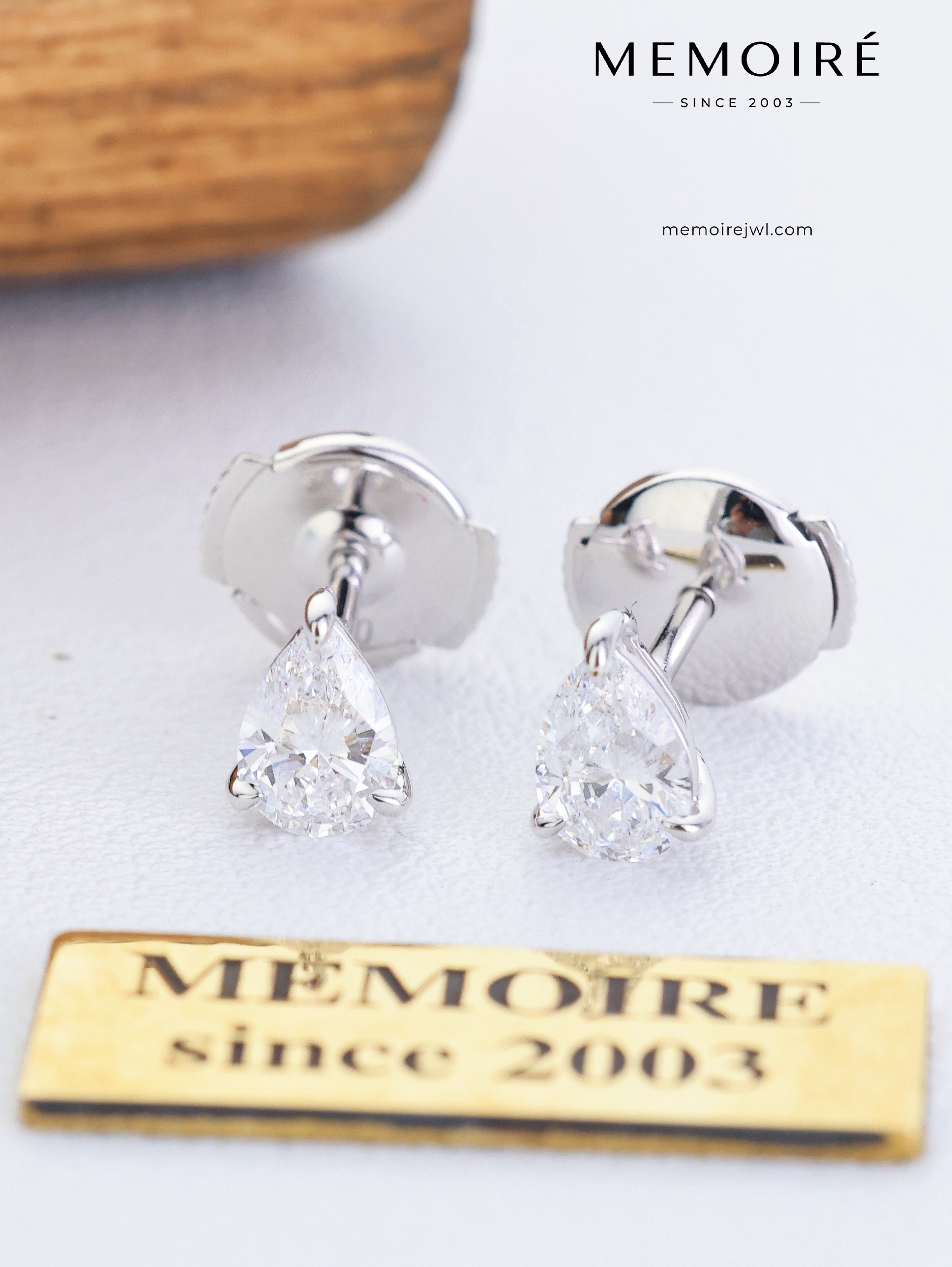 MEMOIRÉ 18K White Gold Pear Shape Single Diamond Stud Earrings