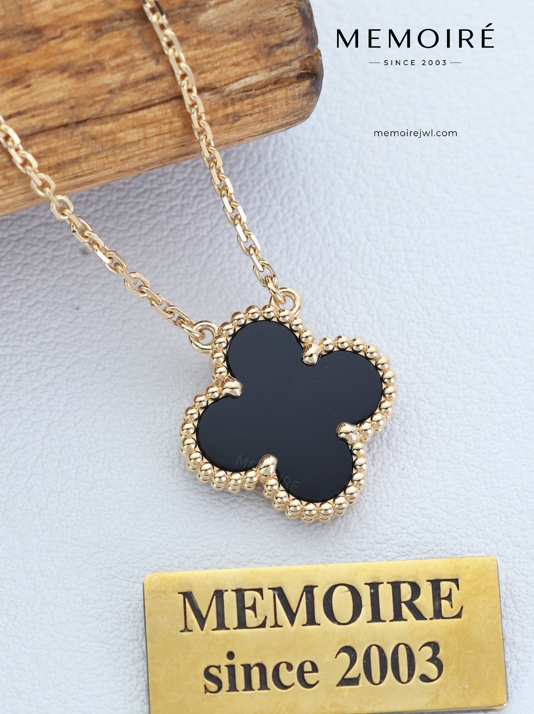 MEMOIRÉ 18K Yellow Gold Black Onyx Single Flower Necklace