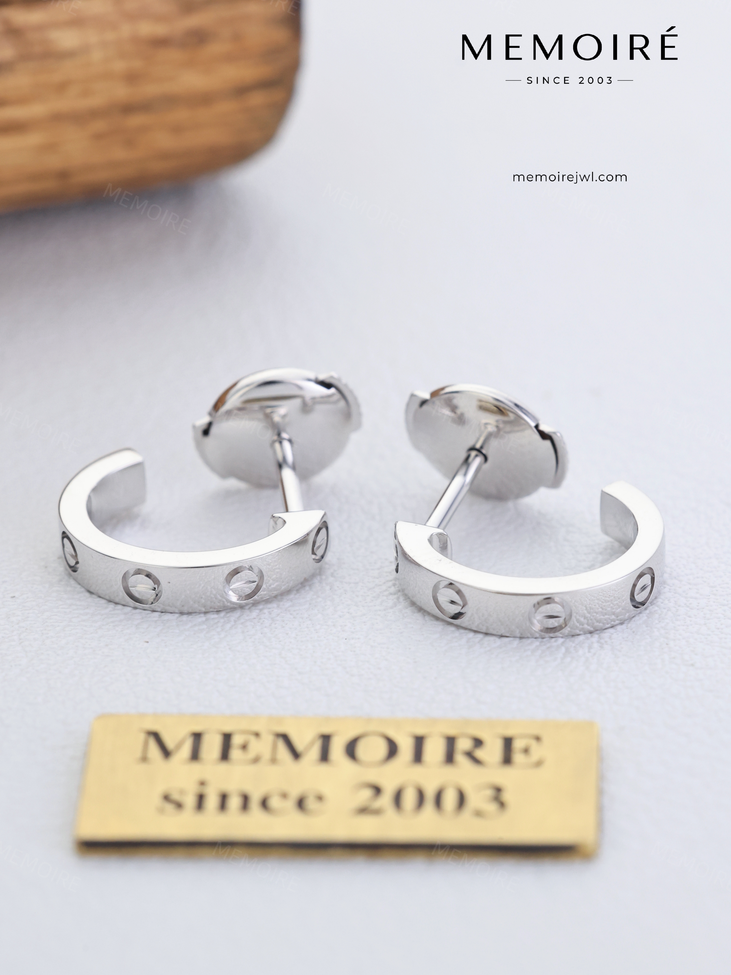 MEMOIRÉ 18K White Gold Narrow Band LOVE Stud Earrings