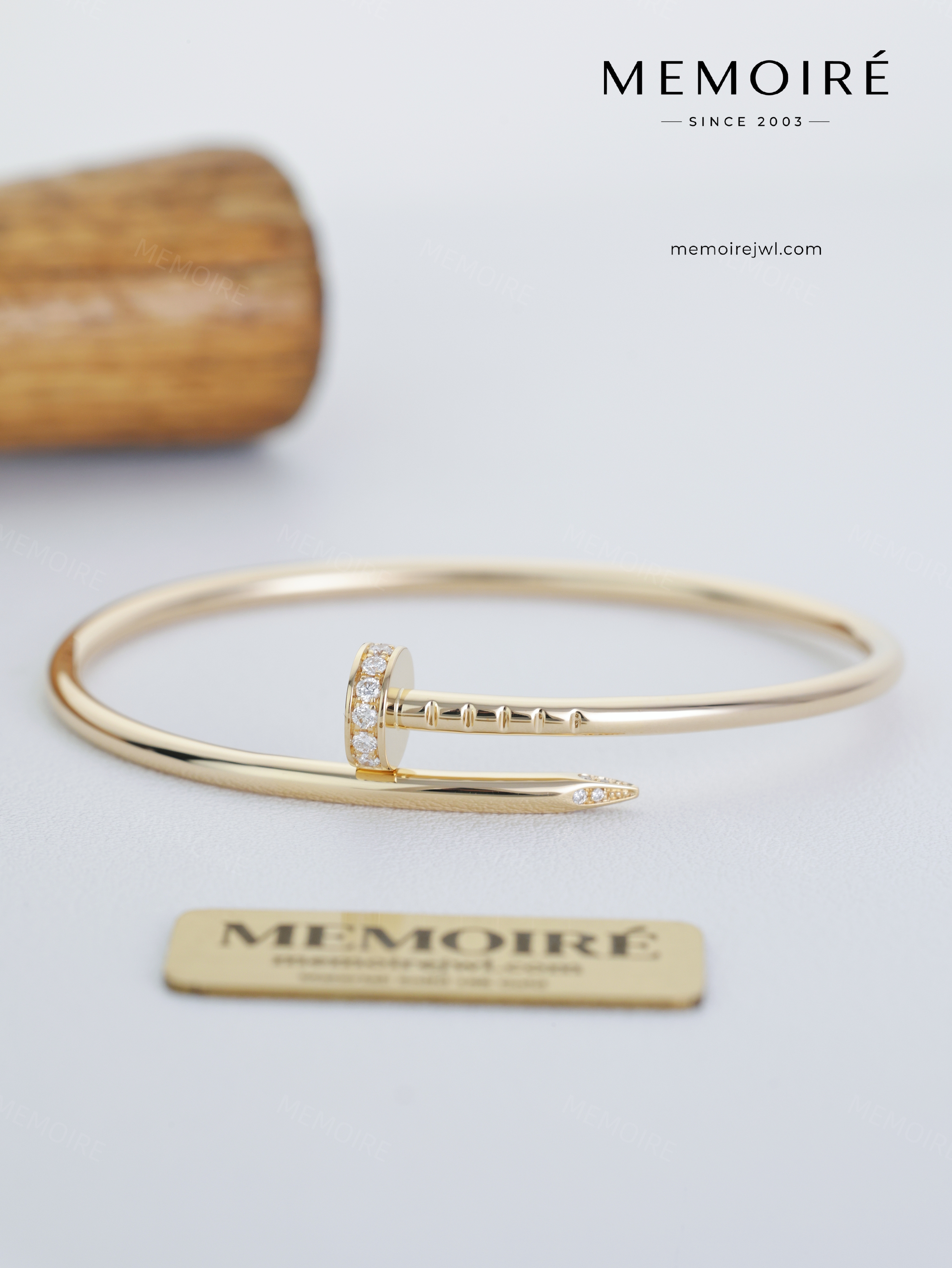 MEMOIRÉ 18K Yellow Gold Narrow Nail Bangle