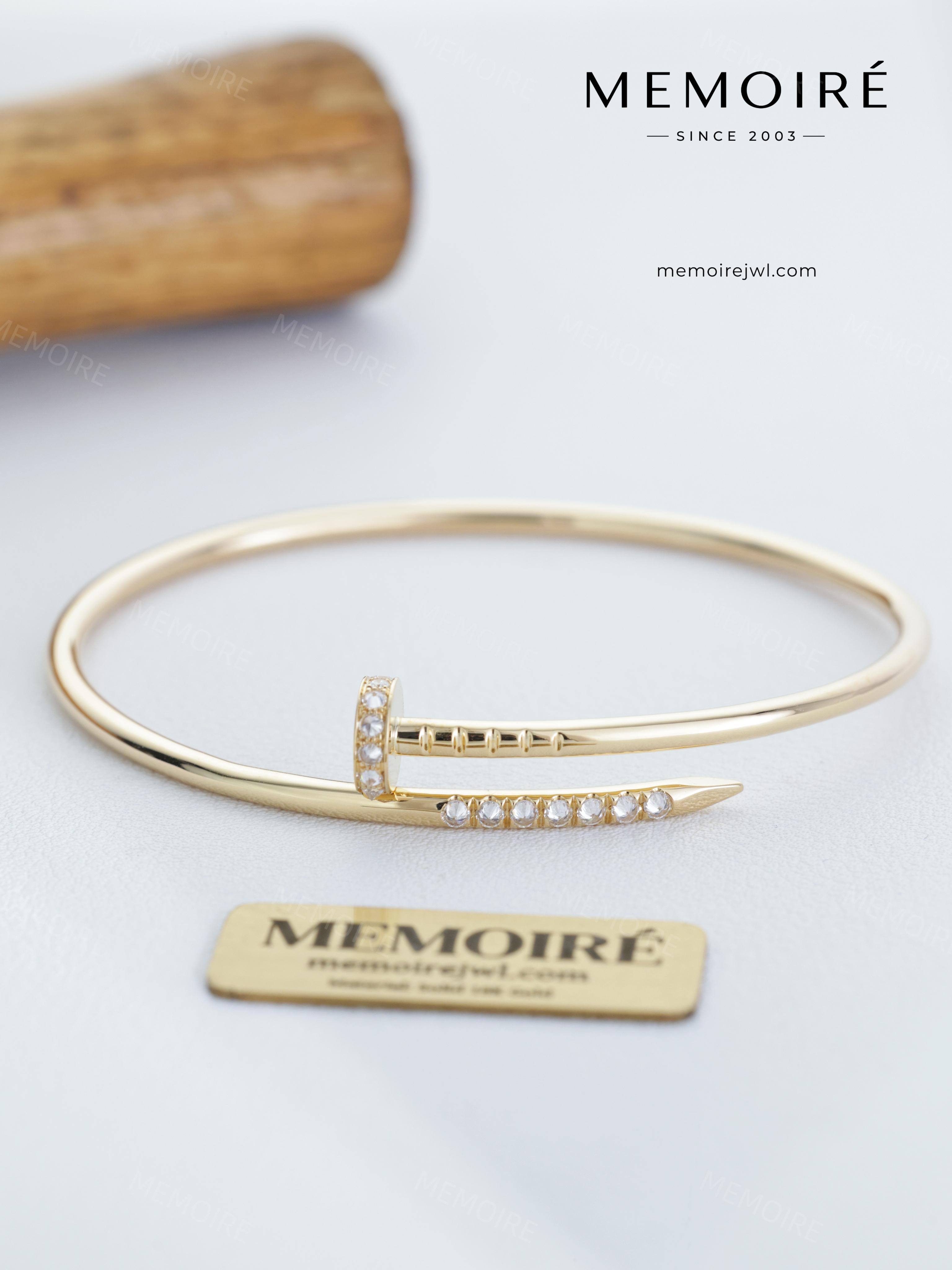 MEMOIRÉ 18K Yellow Gold Narrow Nail Bangle
