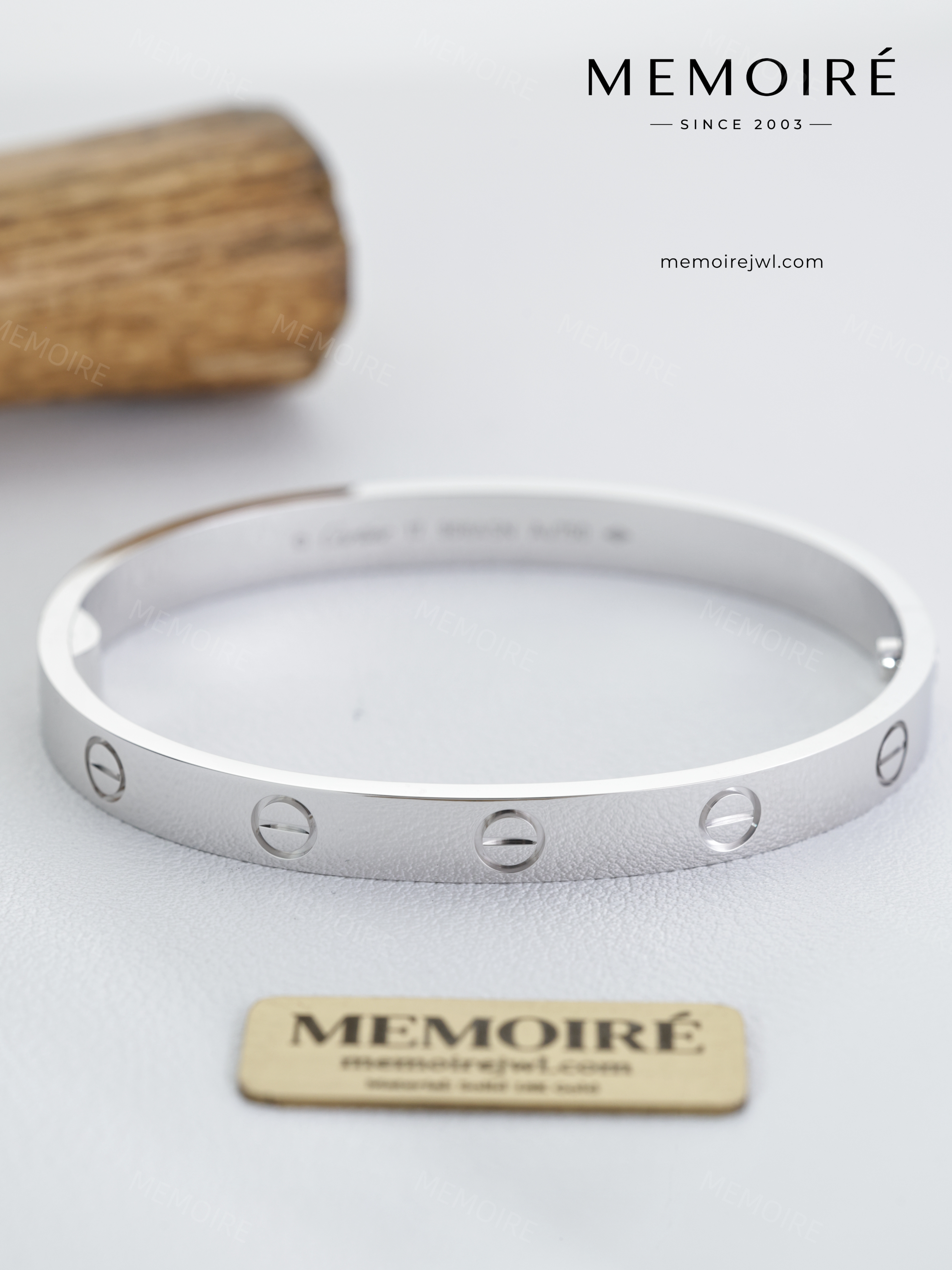 MEMOIRÉ 18K White Gold Wide Plain LOVE Bangle