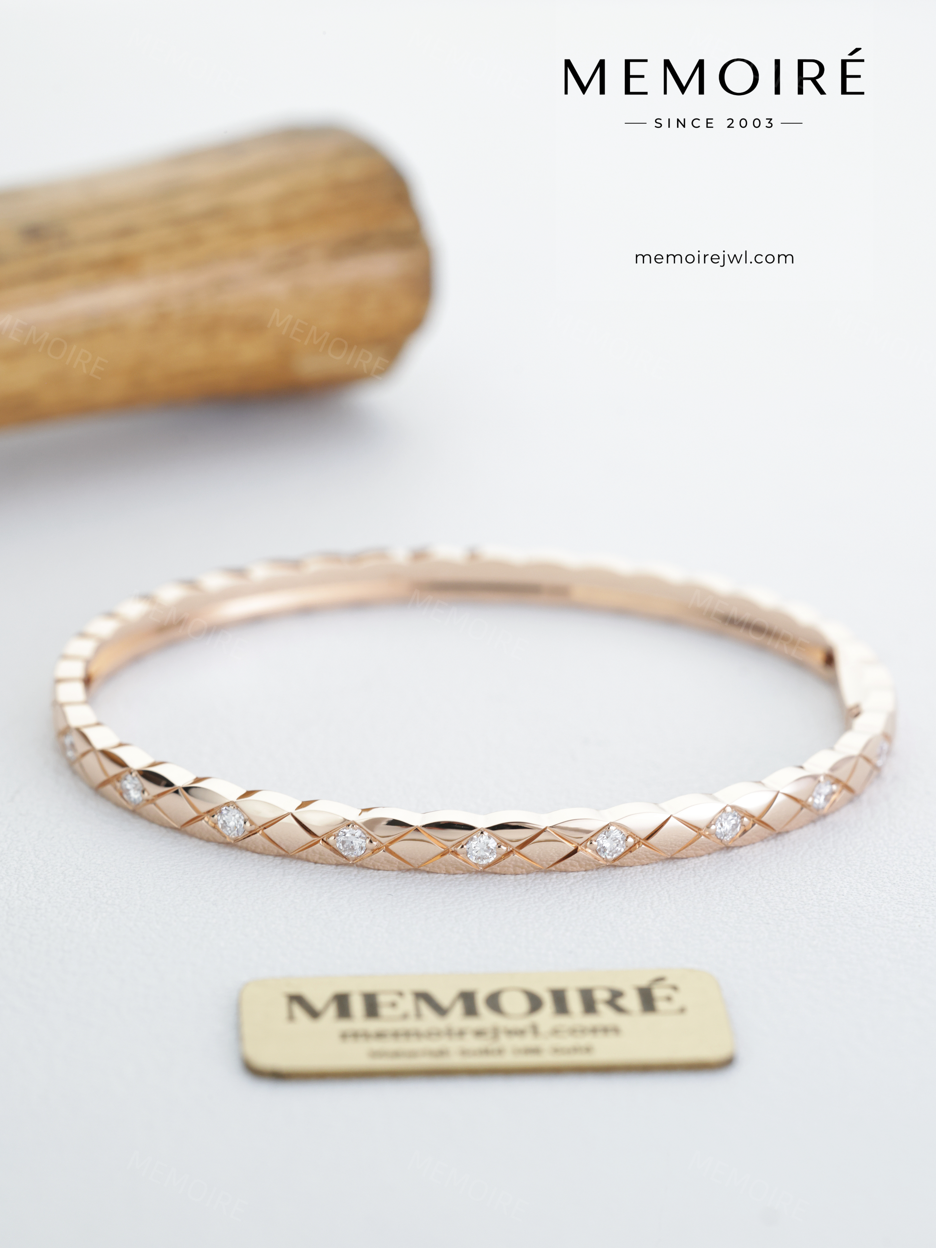 MEMOIRÉ 18K Rose Gold Narrow Quilted Motif Bangle