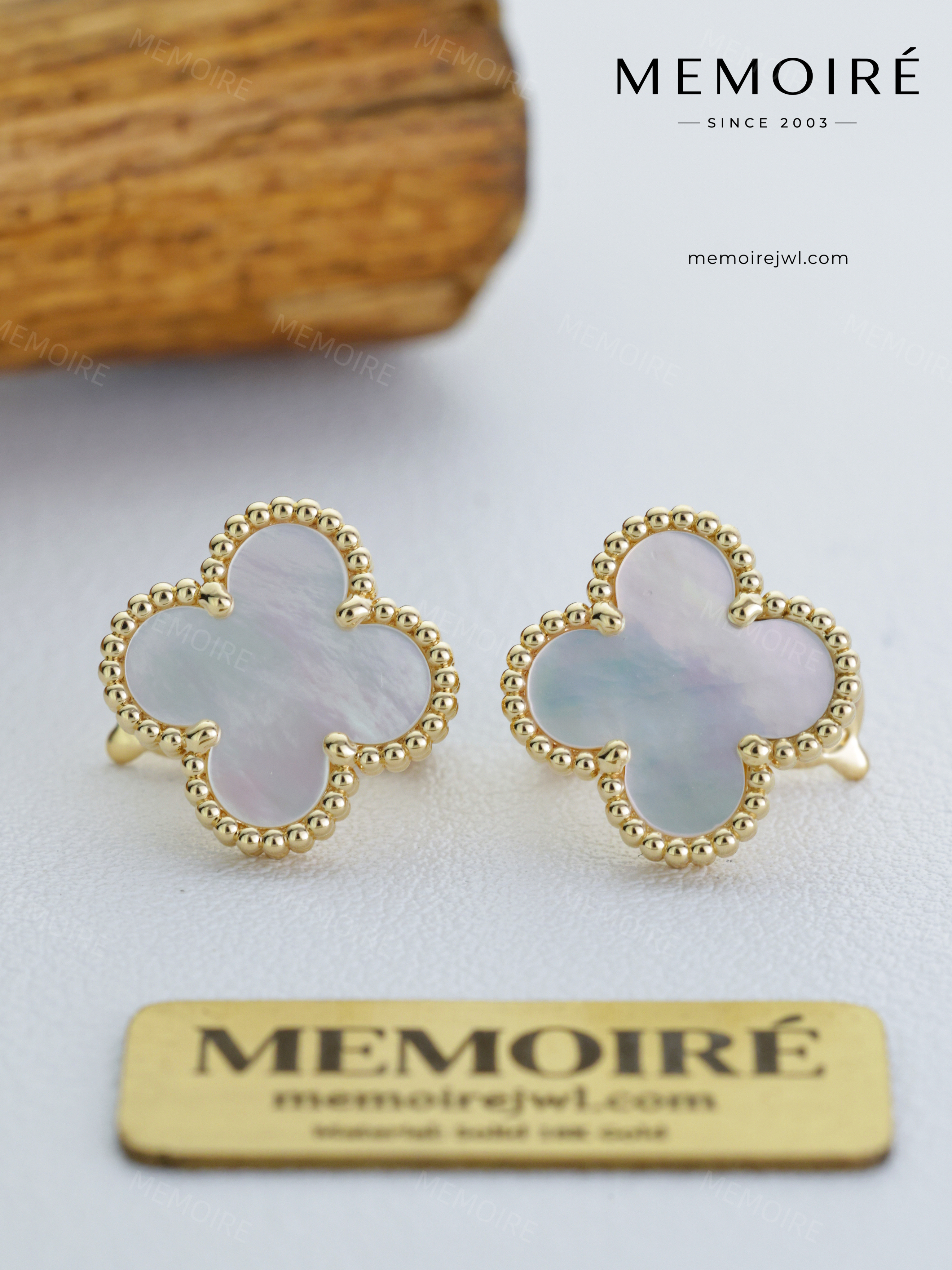 MEMOIRÉ 18K Yellow Gold White Mother of Pearl Single Flower Stud Earrings