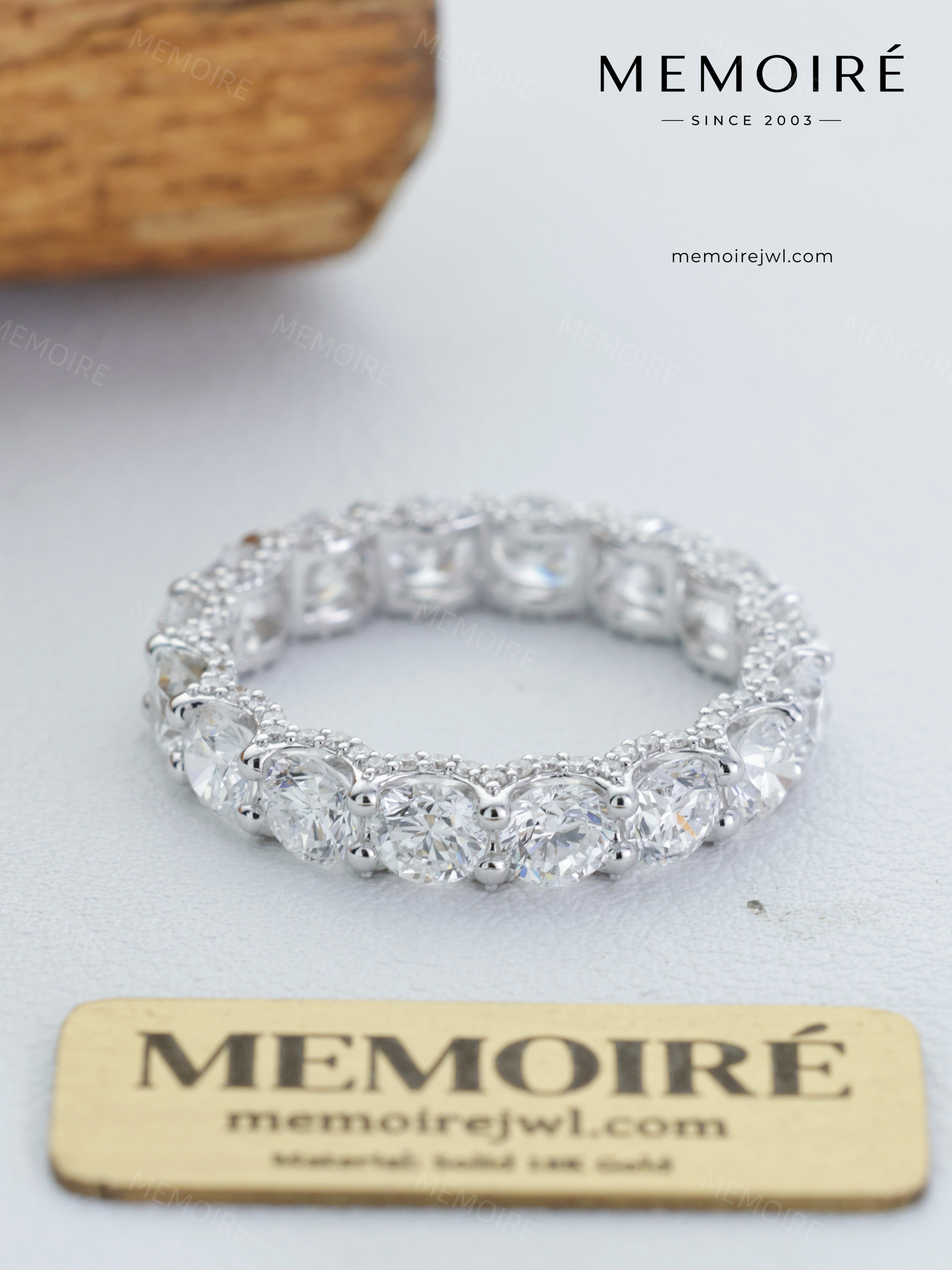 MEMOIRÉ 18K White Gold Round Diamond Pavé Band