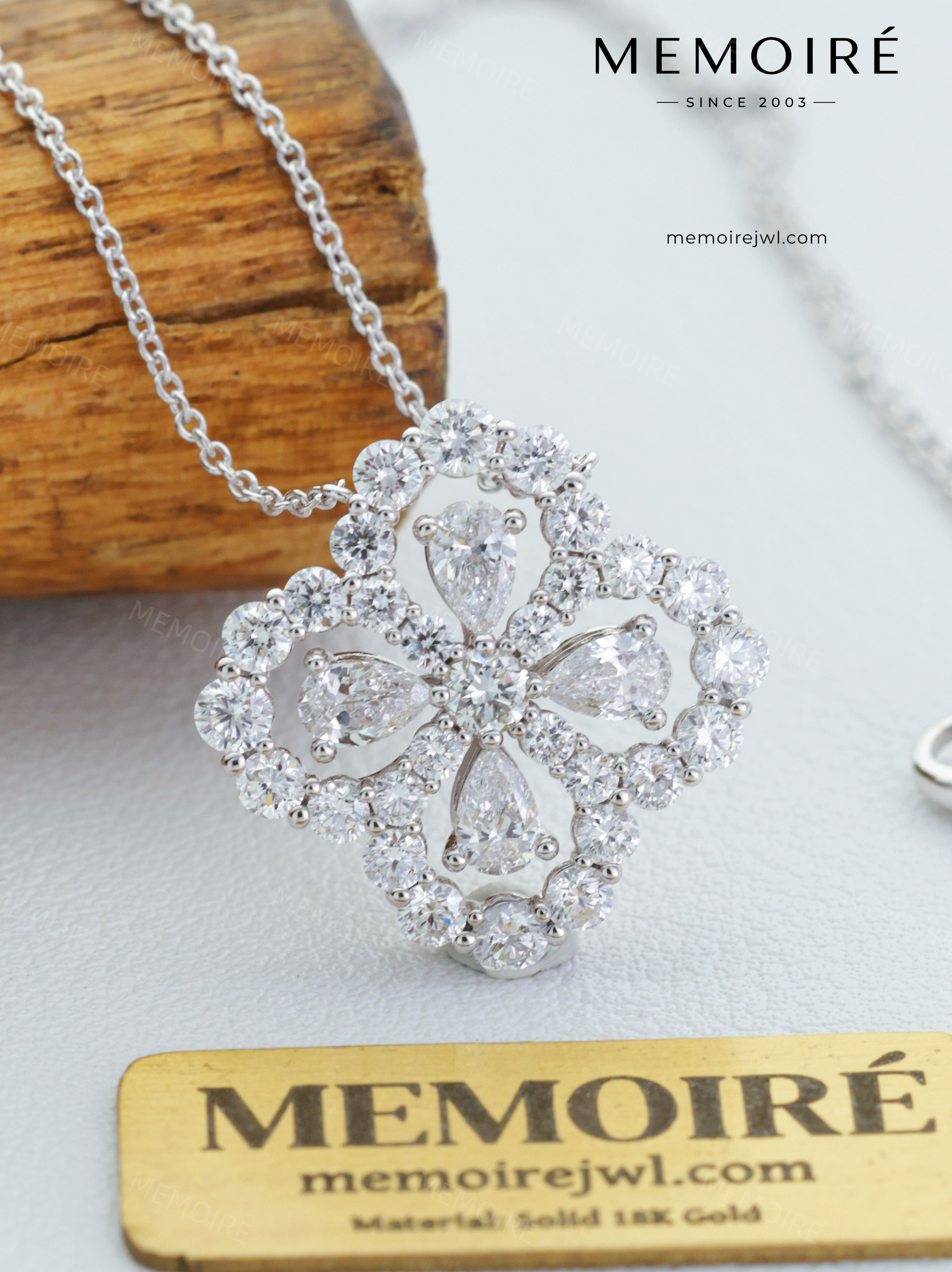 MEMOIRÉ 18K White Gold Large Loop Pendant Necklace