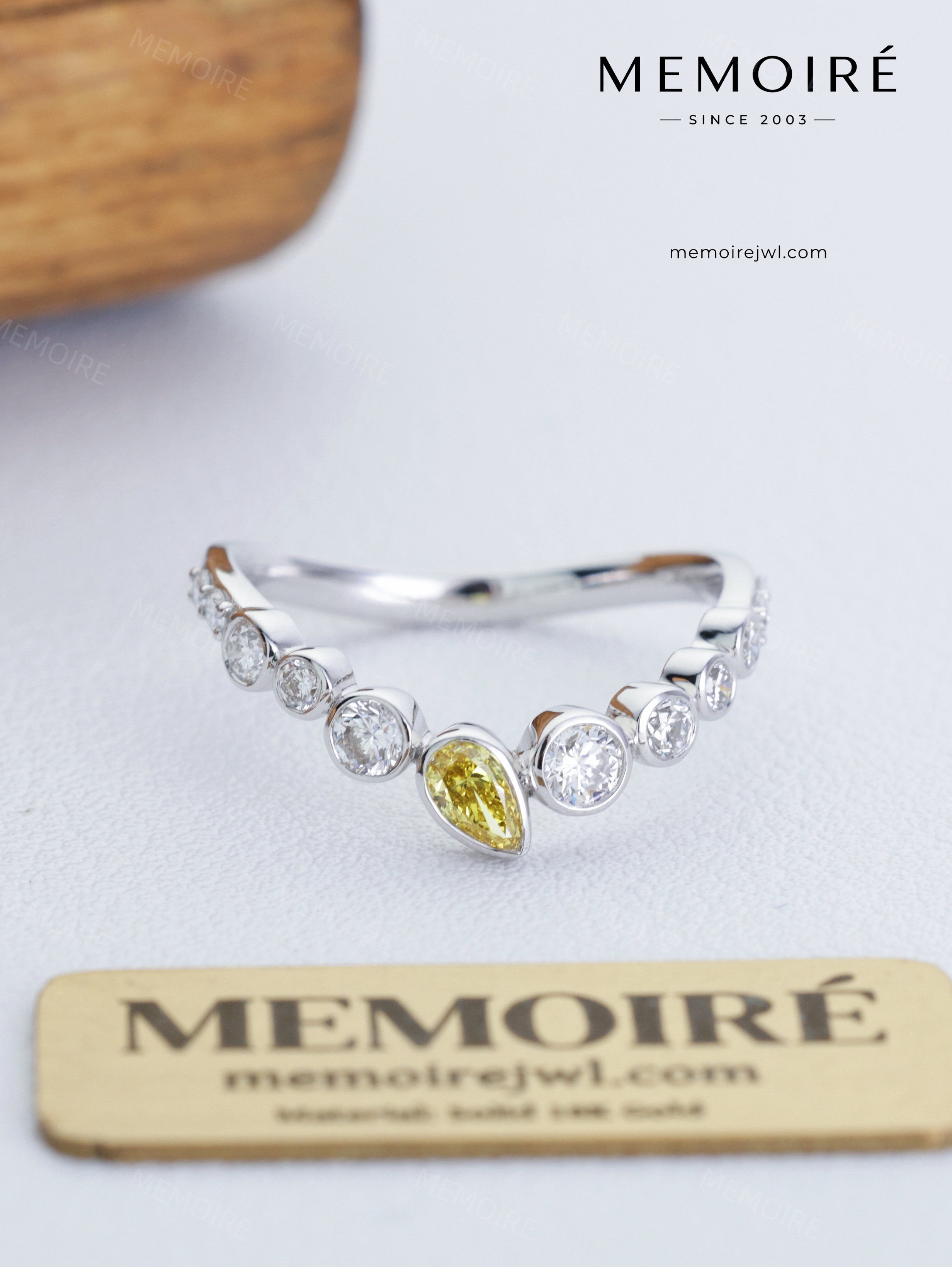 MEMOIRÉ 18K White Gold Pear Shape Yellow Diamond V-Shape Pavé Ring