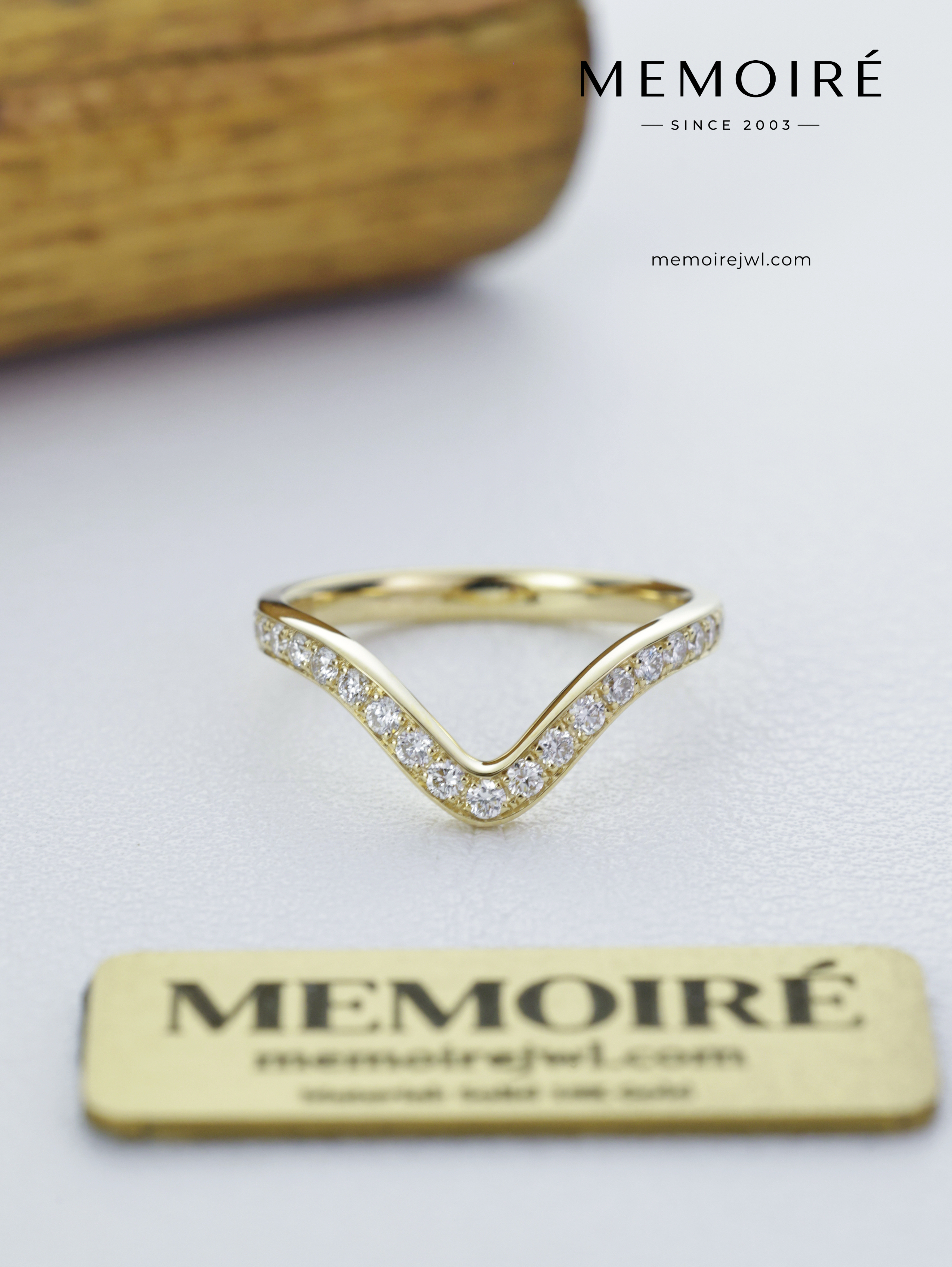 MEMOIRÉ 18K Yellow Gold V-Shape Pavé Diamond Ring