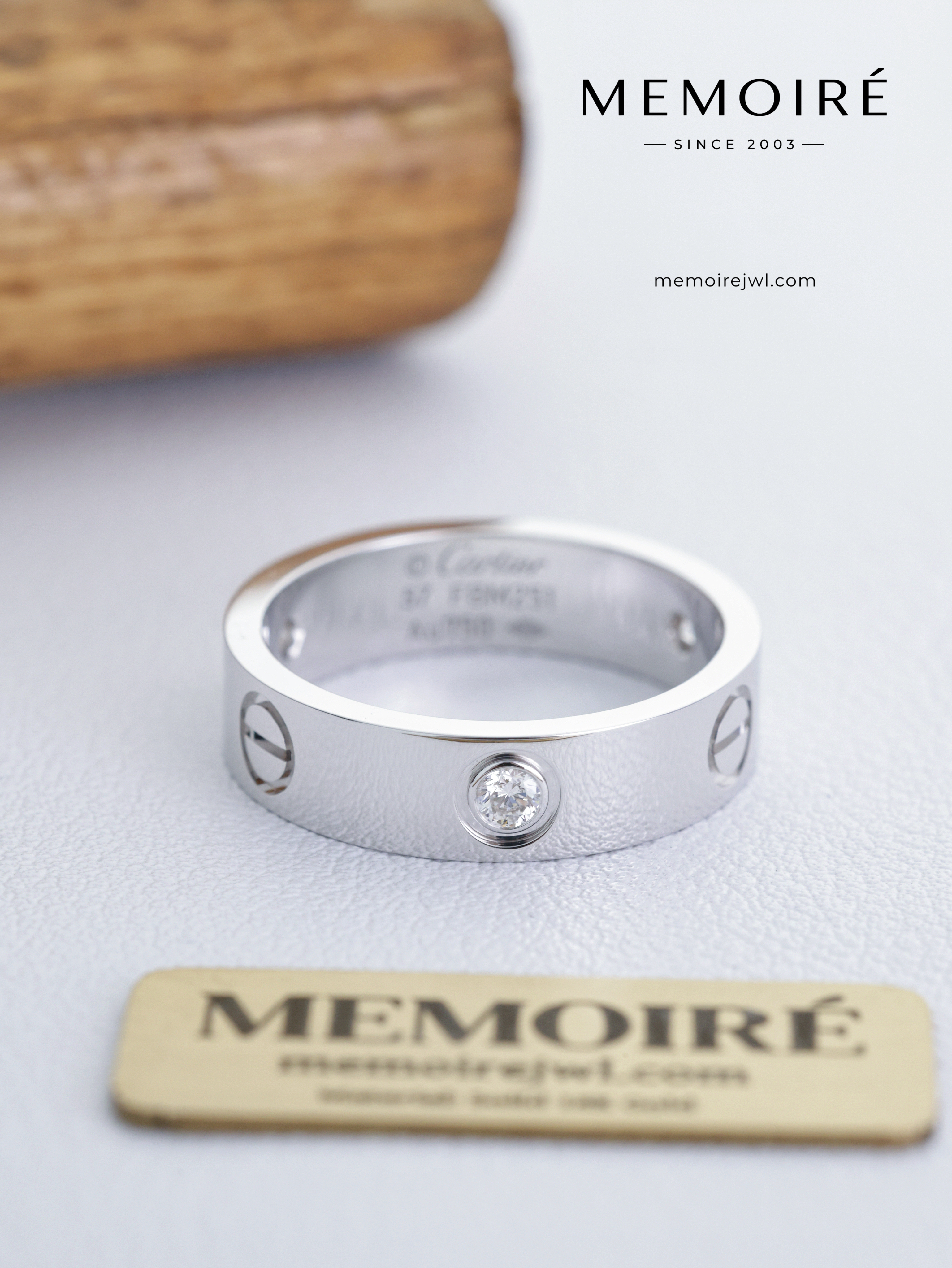 MEMOIRÉ 18K White Gold Wide Love Ring With Single Stone