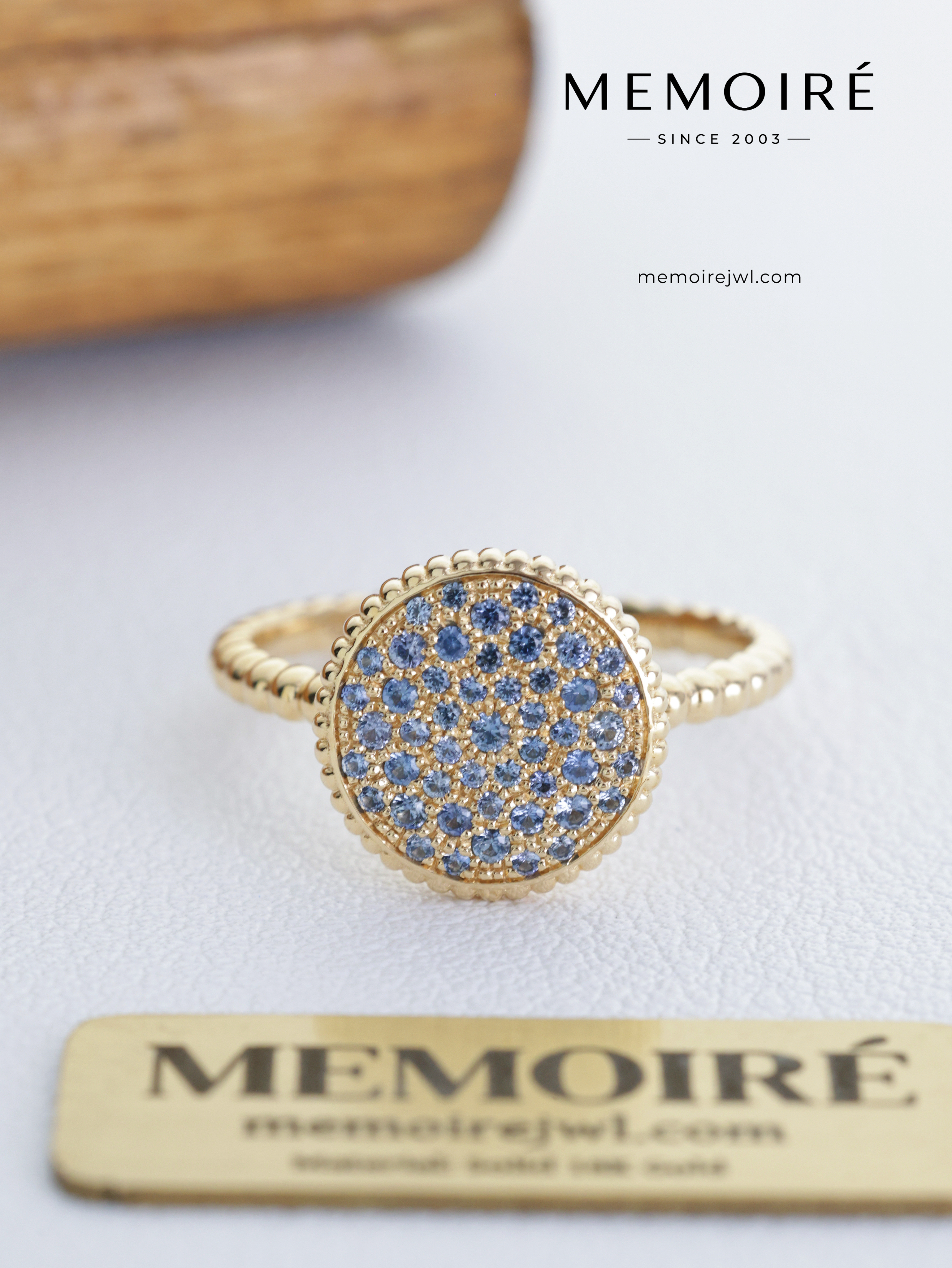 MEMOIRÉ 18K Yellow Gold Sapphire Compass Ring