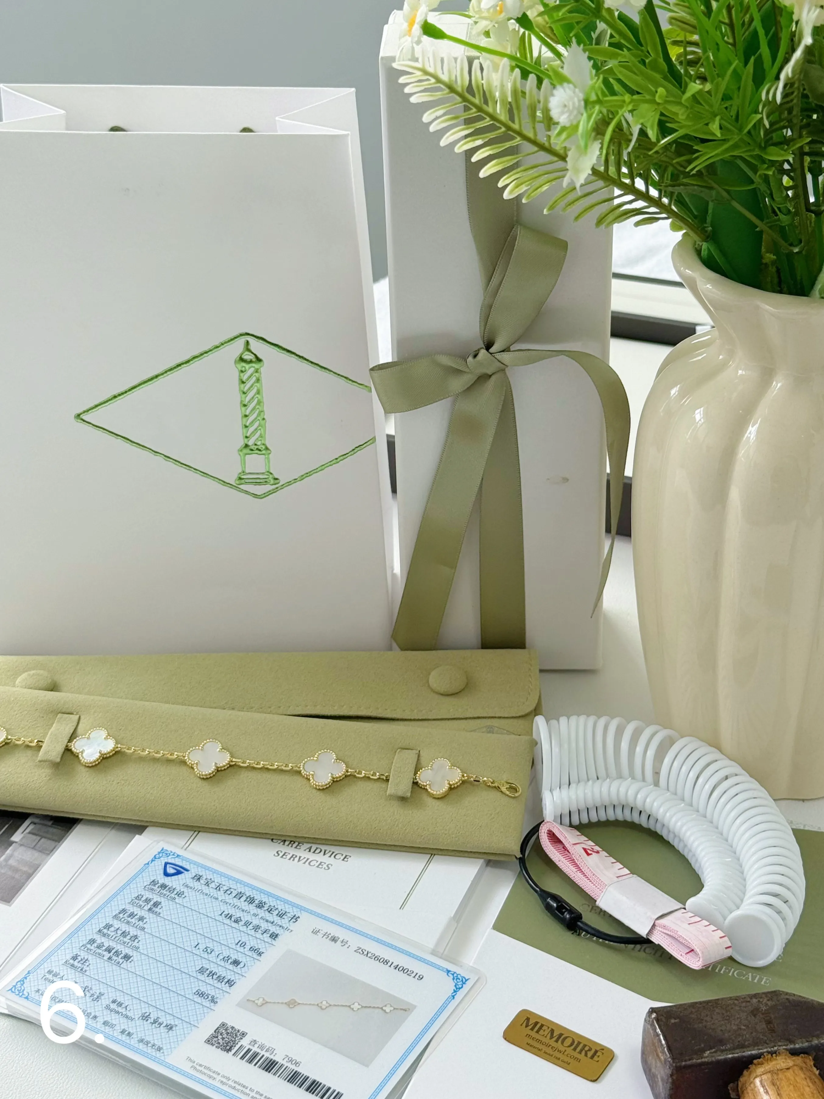 Jewelry delivered with certificate, gift box and accessories
